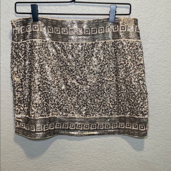 Express Gold Sequin Embellished Mini Skirt in Gold and Cream Small - Picture 4 of 5